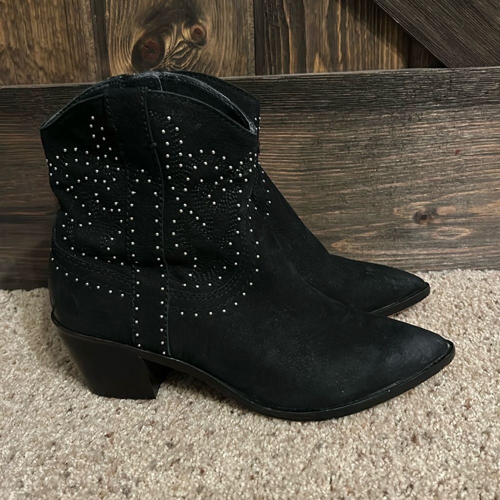 DOLCE VITA Solow Stud Western Boot Black size 6.5